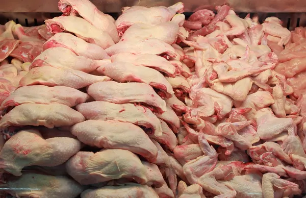 Hühnerfleisch in einer Metzgerei — Stockfoto