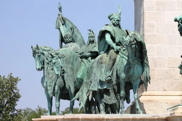 英雄広場での乗馬の彫像 — ストック写真