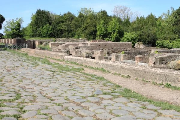 Velho romano rua pedregosa em Ostia Antica — Fotografia de Stock