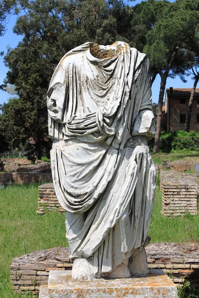 Estatua decapitada de un senador romano — Foto de Stock