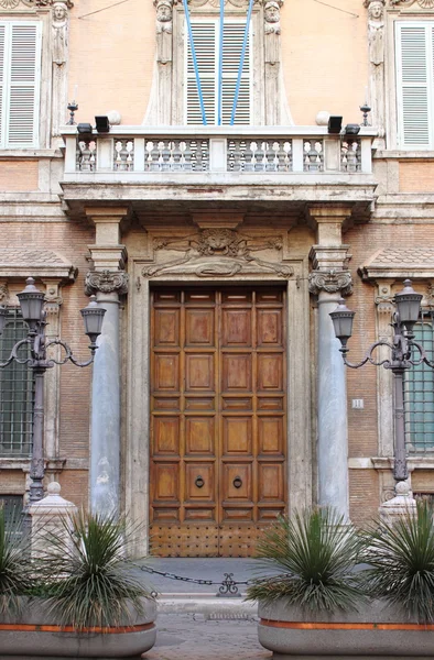 Entrance door of Madama Palace in Rome — Stock Photo, Image