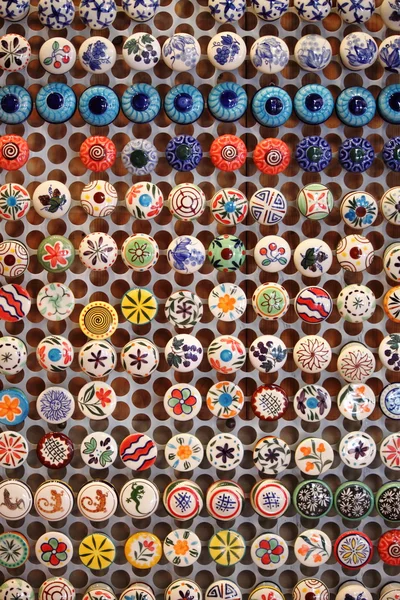 Färgglada keramiska mössor — Stockfoto