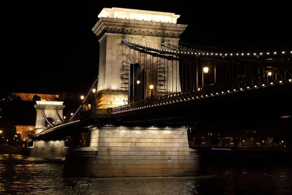 Hängbron nattetid i budapest — Stockfoto