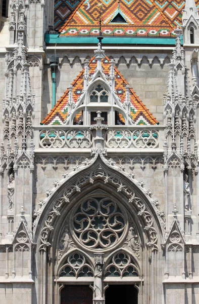 Decorazioni gotiche sulla chiesa di Mattia — Foto Stock