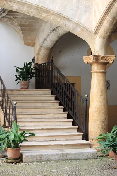 Picturesque courtyard in Palma de Mallorca — Stock Photo, Image