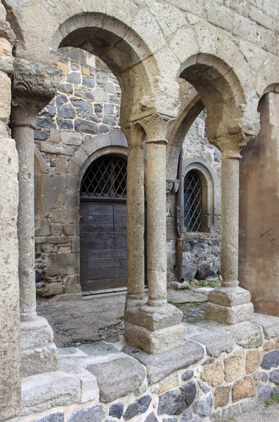 Colunas em um claustro medieval — Fotografia de Stock