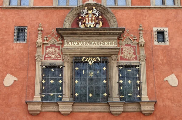 Ventana medieval en el Ayuntamiento de Praga — Foto de Stock