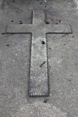 bir mezar taşı çapraz