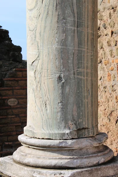 Antica colonna di marmo — Foto Stock