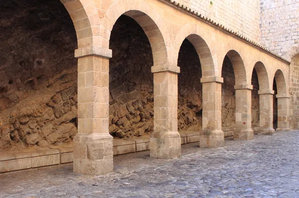 Colonnade i ibiza stad — Stockfoto