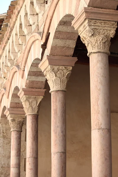 Colonnade dans un cloître — Photo