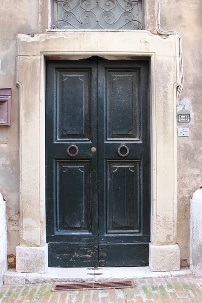 Porte d'entrée médiévale carrée — Photo