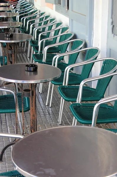 Rij van bar tafels en stoelen — Stockfoto