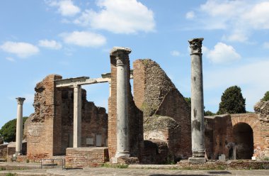 ostia antica bir tapınak kalıntıları