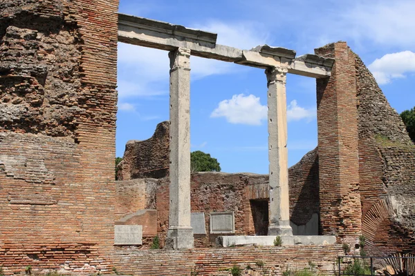 Ruiny świątyni w mieście ostia antica — Zdjęcie stockowe