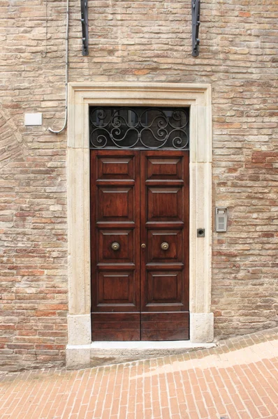 Τετράγωνο μεσαιωνική μπροστινή πόρτα — Φωτογραφία Αρχείου
