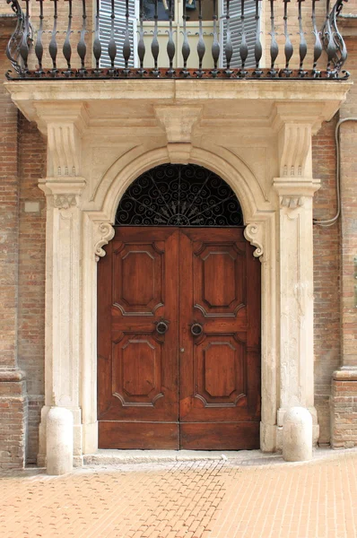 Puerta delantera renacentista —  Fotos de Stock