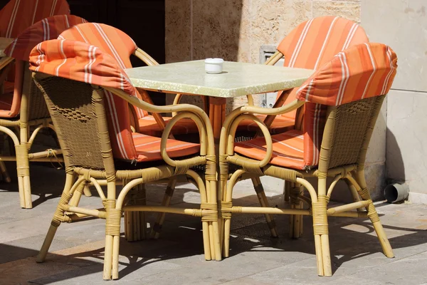 Rieten stoelen en tafel — Stockfoto