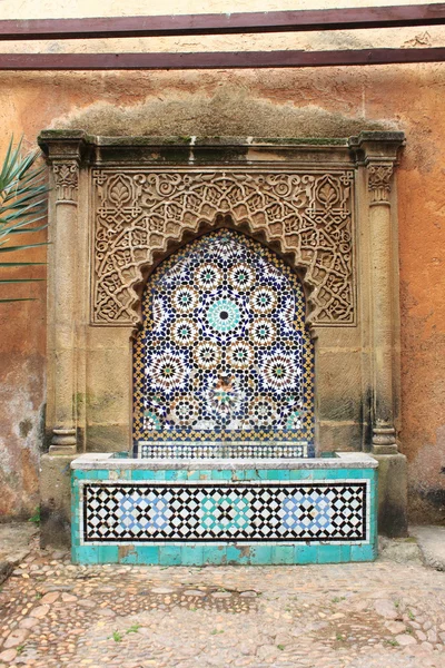 摩洛哥喷泉用马赛克拼贴 — 图库照片