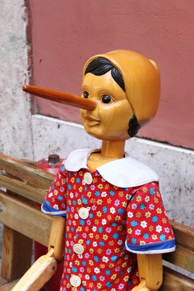 Pinocchio, la marionnette italienne en bois — Photo