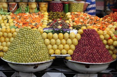 taze zeytin ve şişelenmiş gıda