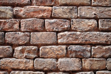 Yıpranmış kırmızı tuğla duvar