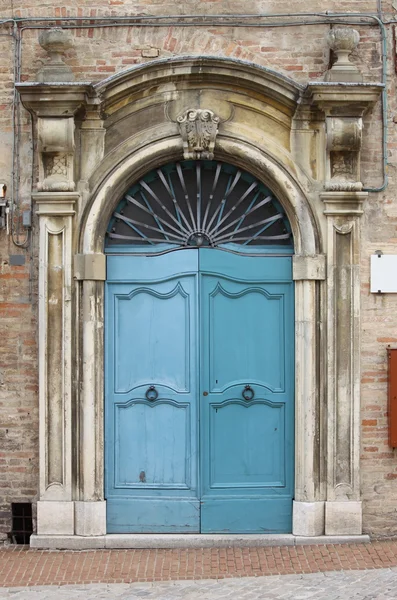 Puerta delantera renacentista — Foto de Stock