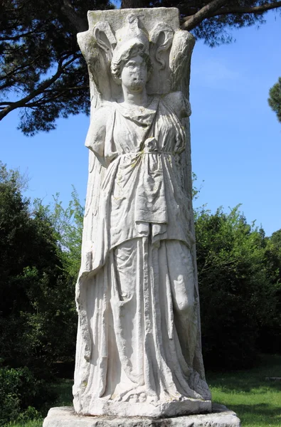 Statue aus geflügeltem Minerva — Stockfoto