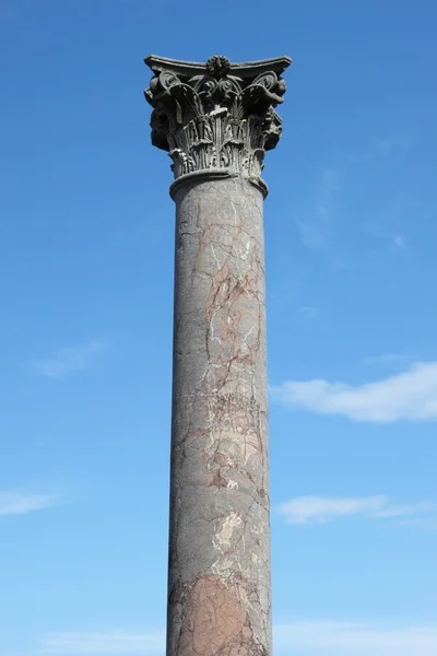 Röd marmor korintiska kolumn — Stockfoto