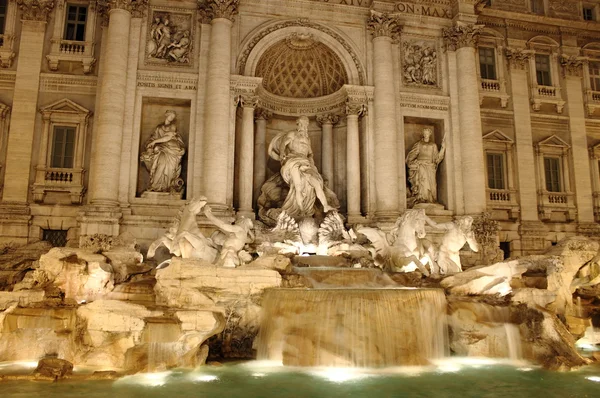 Fuente de Trevi en Roma por la noche — Foto de Stock