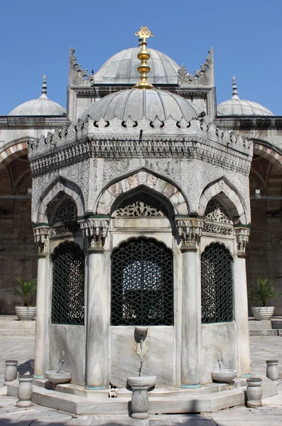 Main court fountain in Yeni Cami Mosque — Stock Photo, Image