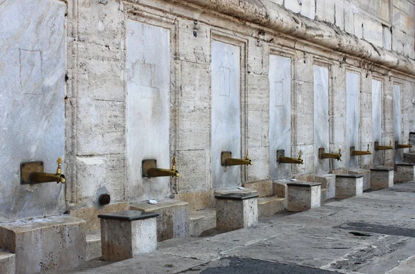 Fonte para abluções em Mesquita Yeni Cami — Fotografia de Stock