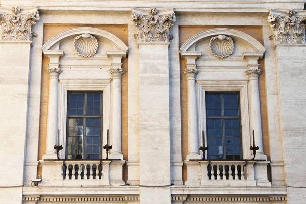 Janelas renascentistas — Fotografia de Stock