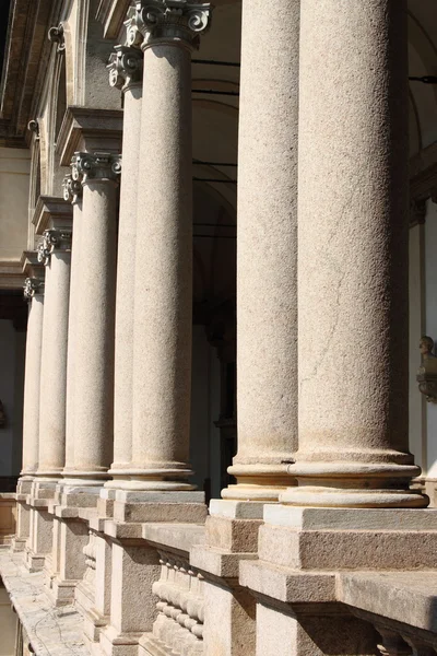 Colonne in un chiostro — Foto Stock