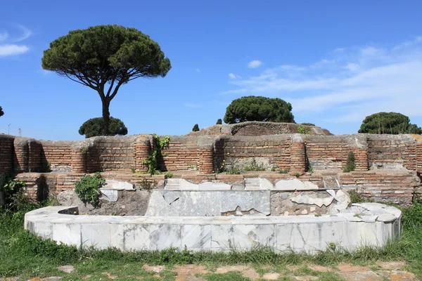 Ostia Antica ősi szökőkút-medence — Stock Fotó