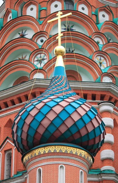 Fargerik kuppel i St. Basiliskatedralen – stockfoto