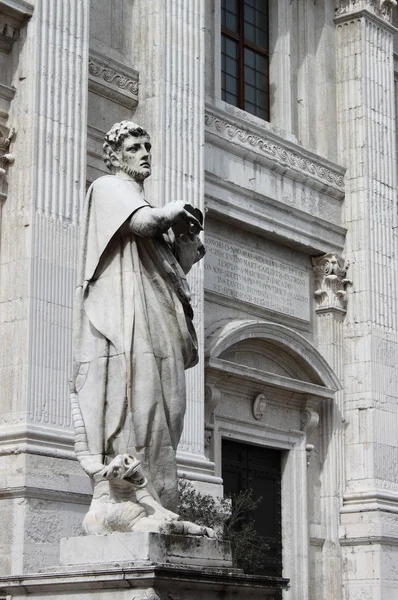 圣 crescentino 雕像 — 图库照片