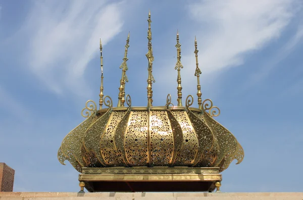 Vergulde lamp in het mausoleum van rabat — Stockfoto