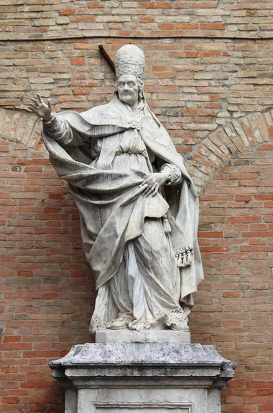 Памятник Клименту XI в Урбино — стоковое фото