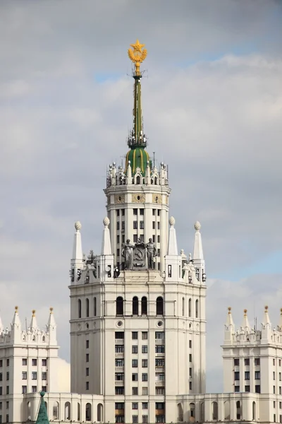 Sovjet-tijdperk Highrise gebouw in Moskou — Stockfoto