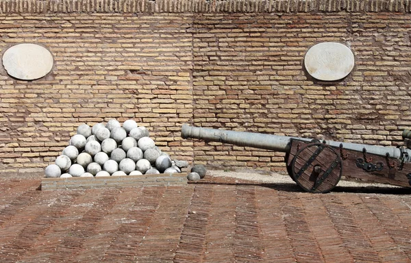 Canhão e balas de pedra — Fotografia de Stock