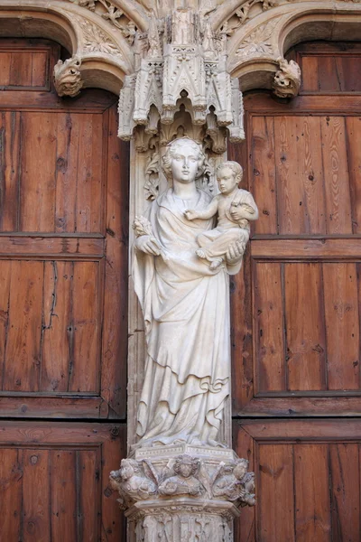 Statua della Vergine Maria con Gesù Bambino — Foto Stock