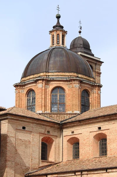 Koepel van de kathedraal van urbino — Stockfoto