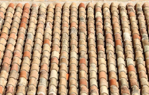Staré červené střechy hliněné dlaždice — Stock fotografie