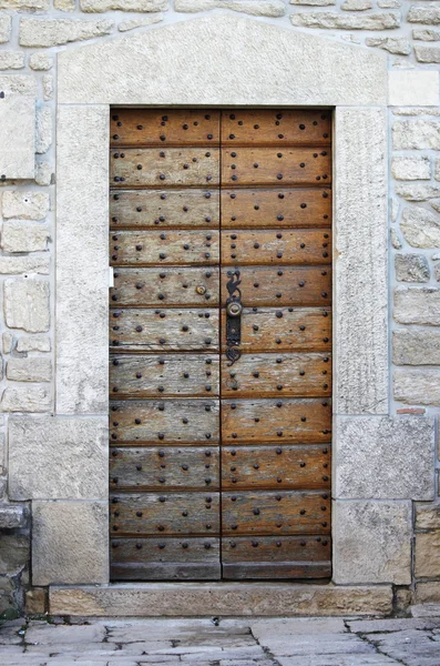 Porta da frente medieval quadrada — Fotografia de Stock