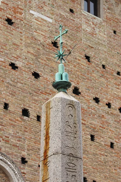 Egyptische obelisk in urbino — Stockfoto