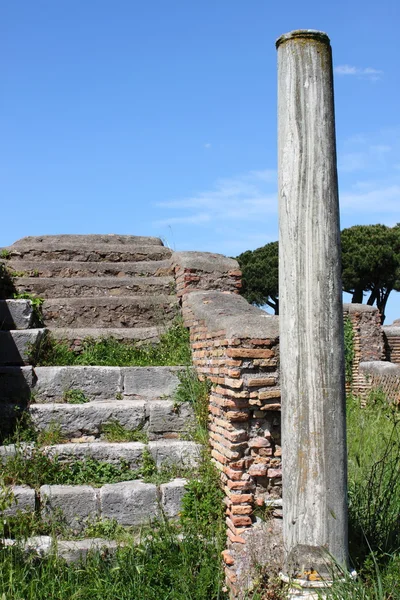 Coluna e ruínas em Ostia Antica — Fotografia de Stock