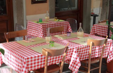 Boş bir restoranda sandalye ve masa.