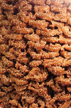 Geleneksel Fas tatlıları olan Chebakia, ballı, portakallı, susamlı ve susamlı lezzetli bir bisküvi.