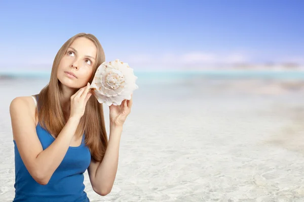 Mar e Mulher ouvindo conch — Fotografia de Stock